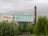  immeuble moderne et ancienne cheminée d'usine